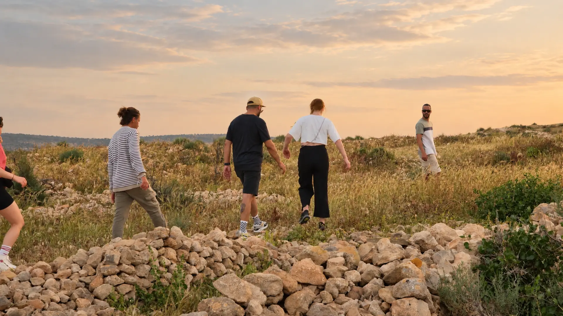 Vagusta Reset guests walking together through the Moroccan landscape