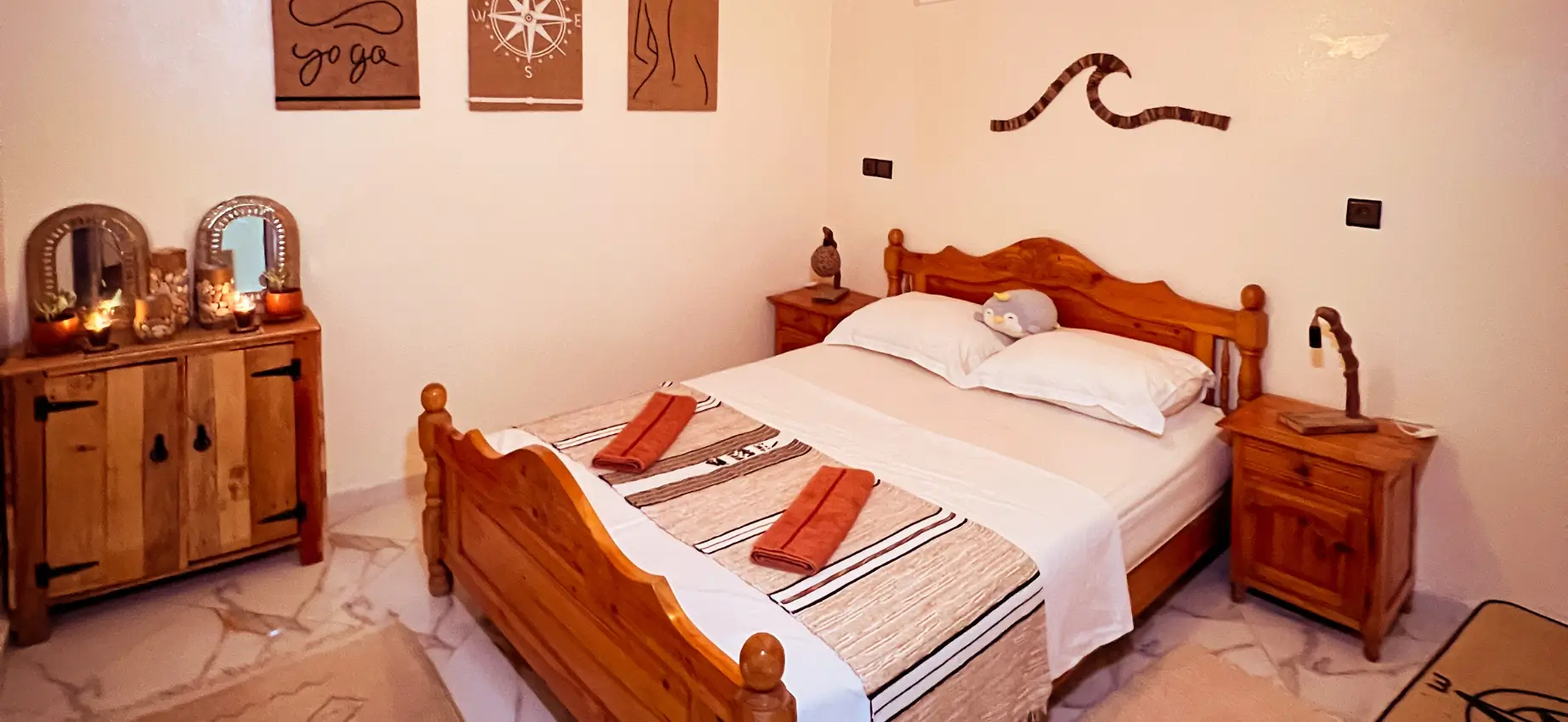 Guest room at Vagusta Reset with a double bed and natural wood details