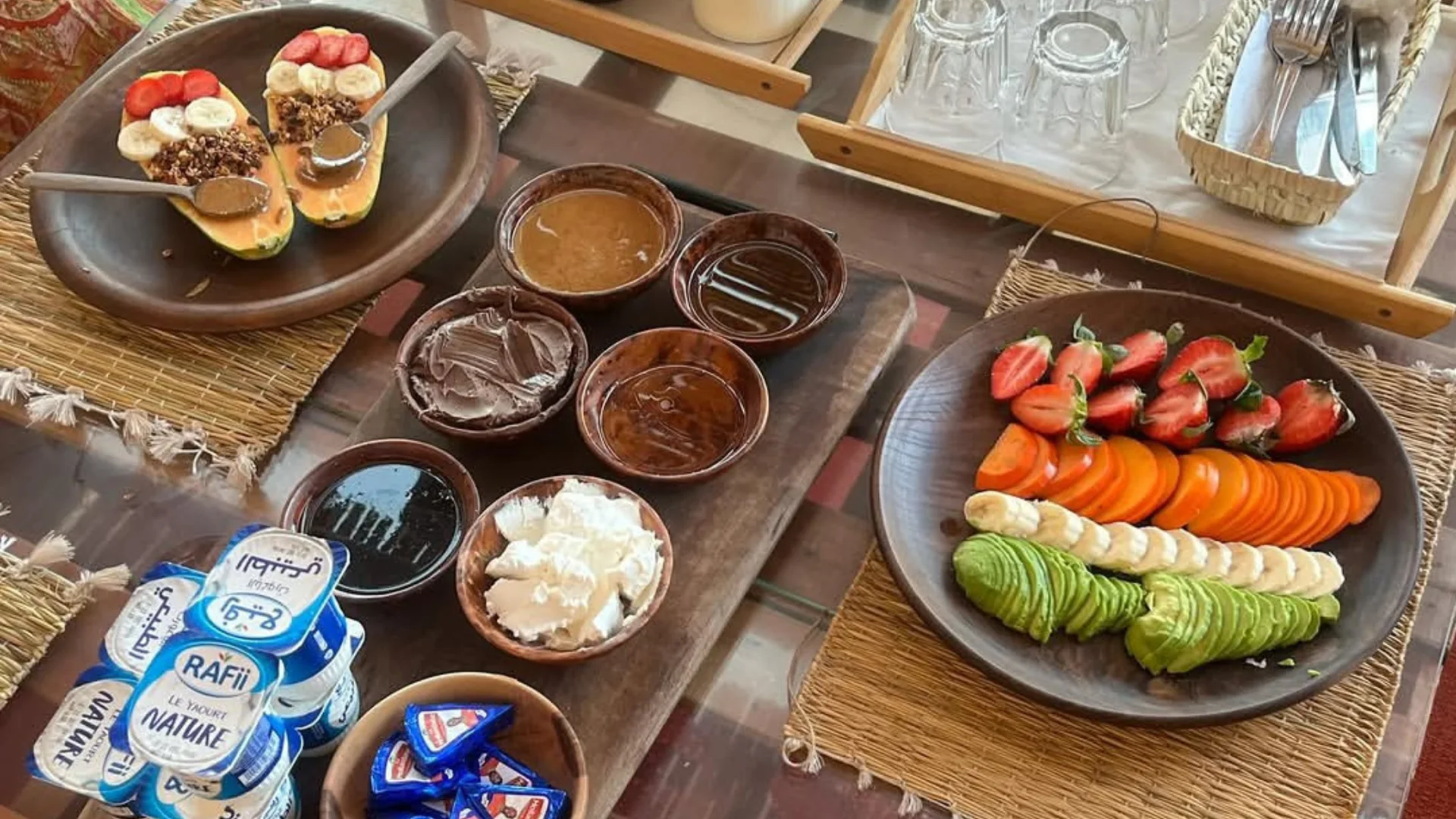 Healthy breakfast with fresh fruit and simple ingredients at Vagusta Reset